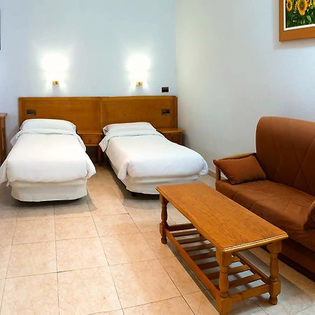Hostal La Maya เซร์เซดียา ภายนอก รูปภาพ